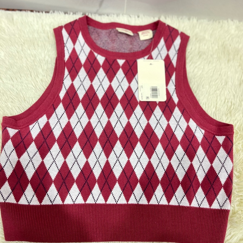 Levi's slim croped fit vest new with tag , size XS